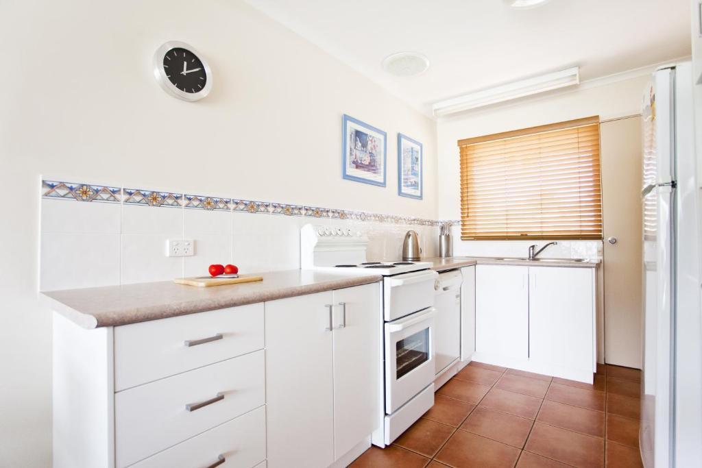 The Retreat Lakeside Merimbula Room photo